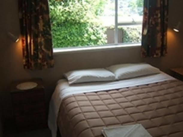 12 White Star Motel Тимару Екстериор снимка